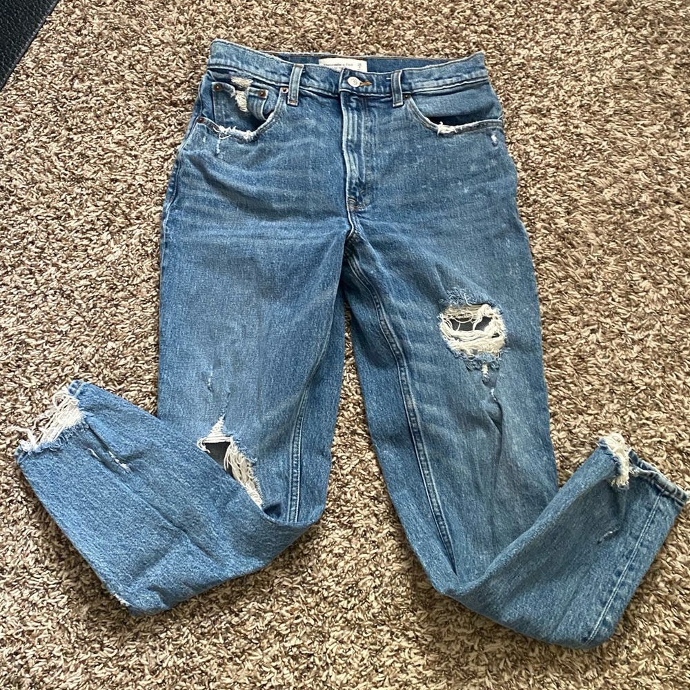 NWOT Abercrombie & Fitch High-rise Distressed Denim 6L